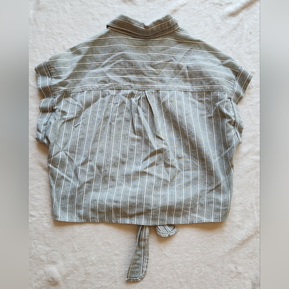 LIKE NEW She and Sky Sage Green Button Down Crop Top with Cap Sleeves - Picture 4 of 4